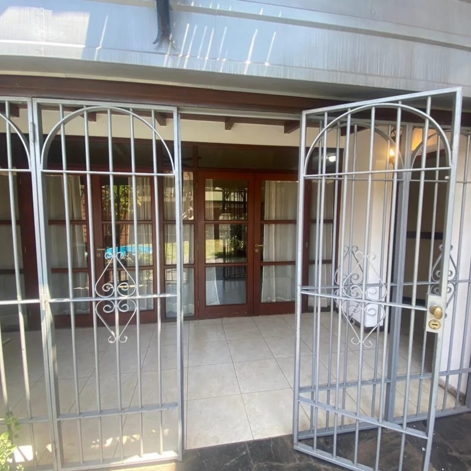 SE VENDE CASA CENTRICA CON LOCAL INDEPENDIENTE