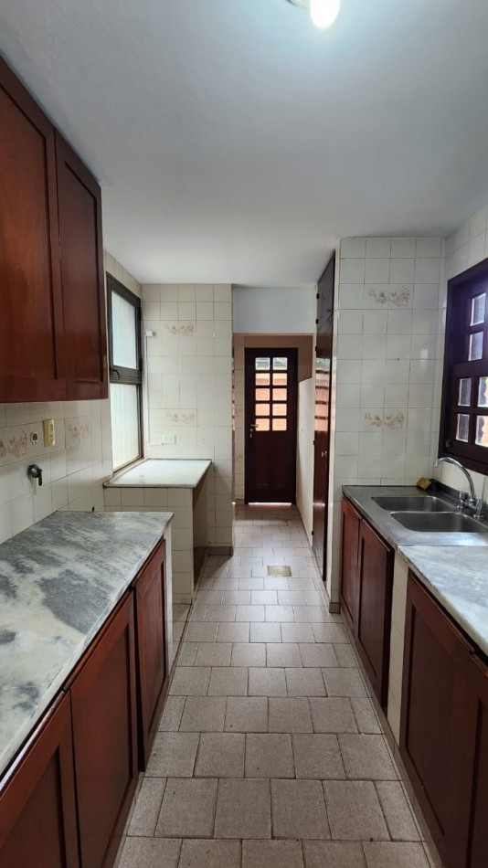 SE VENDE CASA CENTRICA CON LOCAL INDEPENDIENTE