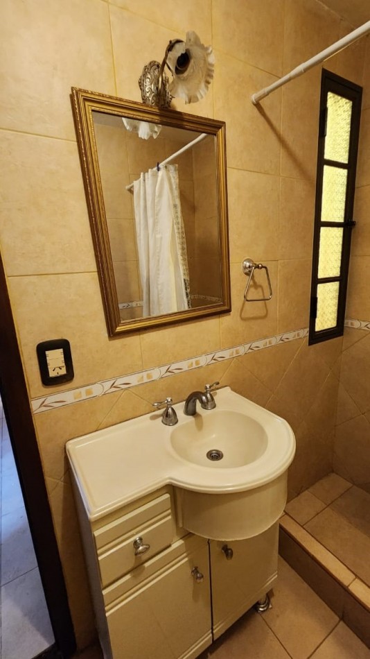 SE VENDE CASA CENTRICA CON LOCAL INDEPENDIENTE